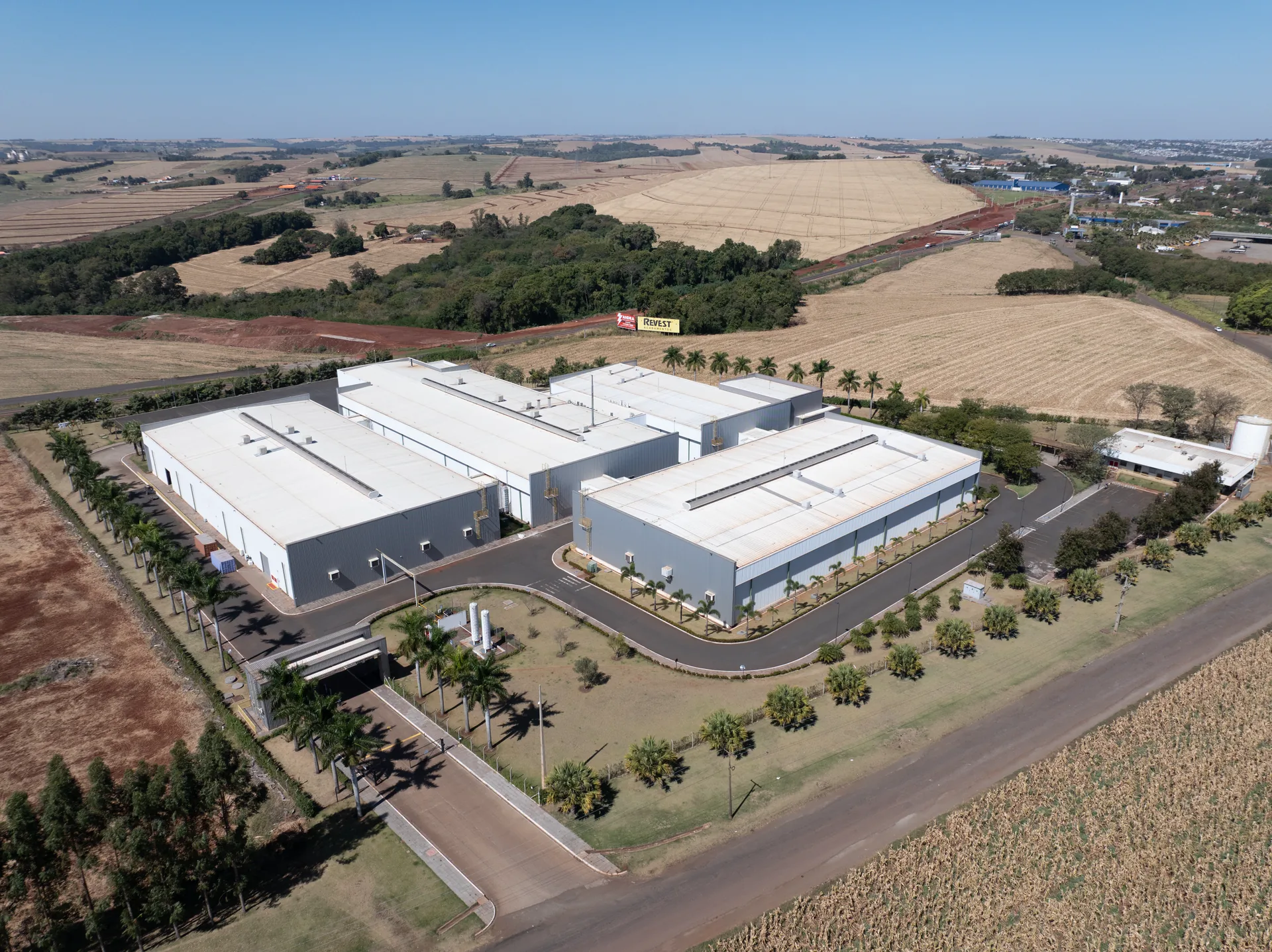 Showroom automotivo em estrutura metálica